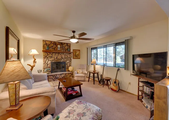 Deck + Fireplace: Cozy Pinetop Lakes Cabin! Holiday home Indian Pine