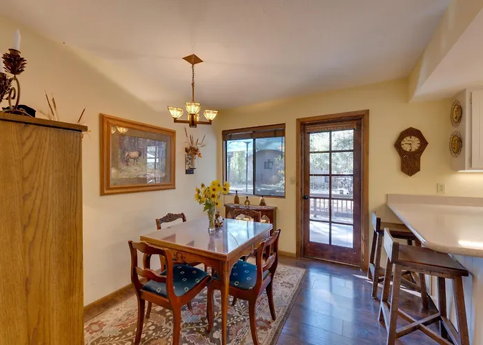Deck + Fireplace: Cozy Pinetop Lakes Cabin! Holiday home Indian Pine