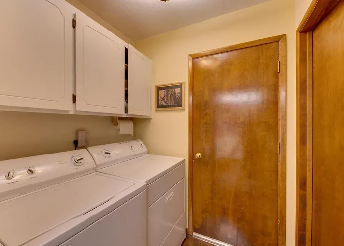 Deck + Fireplace: Cozy Pinetop Lakes Cabin!