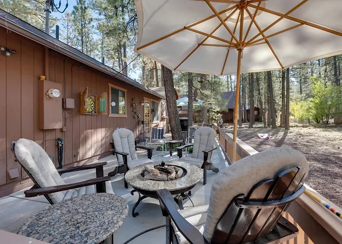 Deck + Fireplace: Cozy Pinetop Lakes Cabin! Holiday home *